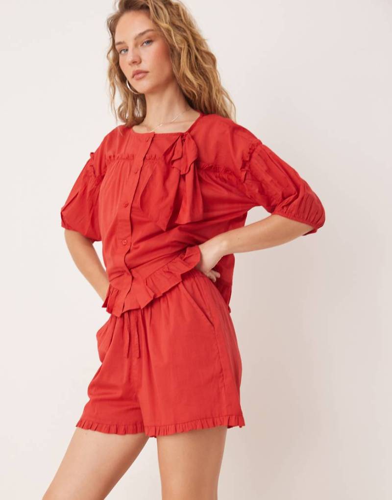 Neon Rose - Shorts in Rot mit Rüschenkante von Neon Rose