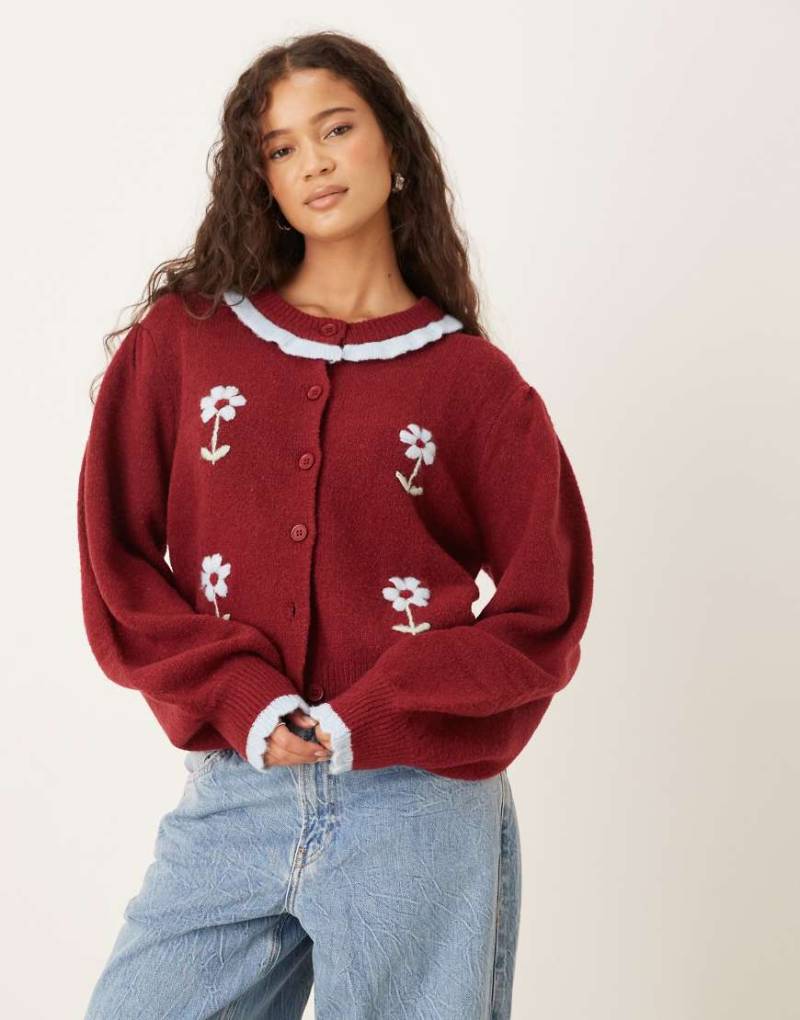 Neon Rose - Strickjacke in Burgunderrot mit Blumenmotiv und Rüschenverzierungen von Neon Rose