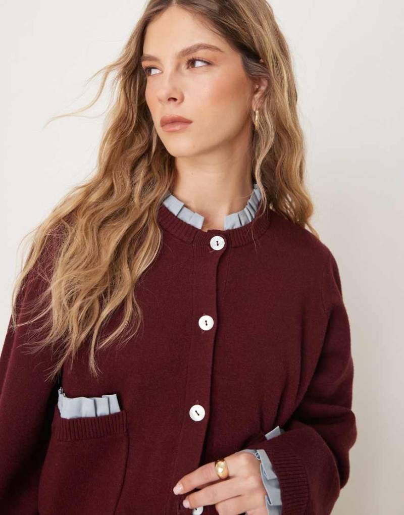 Neon Rose - Strickjacke in Grau mit kontrastierenden, kompakten Rüschen-Rot von Neon Rose