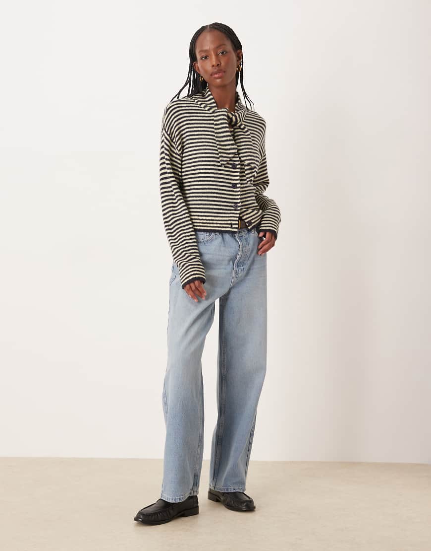 Neon Rose - Strickjacke mit Streifen in Marineblau und Buttermilchgelb und Bindedetail von Neon Rose