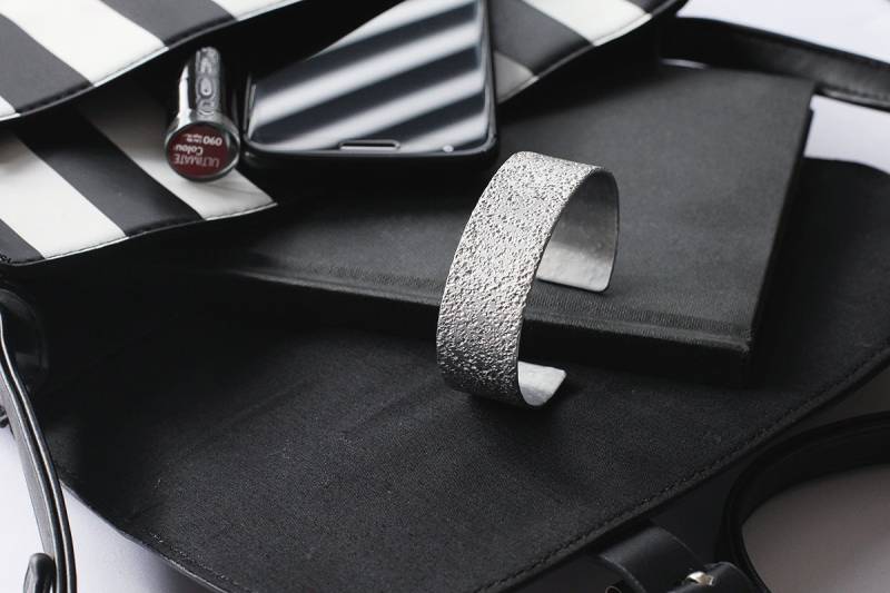 Handgefertigter Armreif Aus Aluminium Größenverstellbarer Silber von NeonAngelDesign