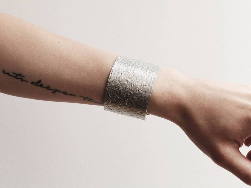 Personalisierter Breiter Aluminium Armreif Handgemachter Boho Armreif von NeonAngelDesign