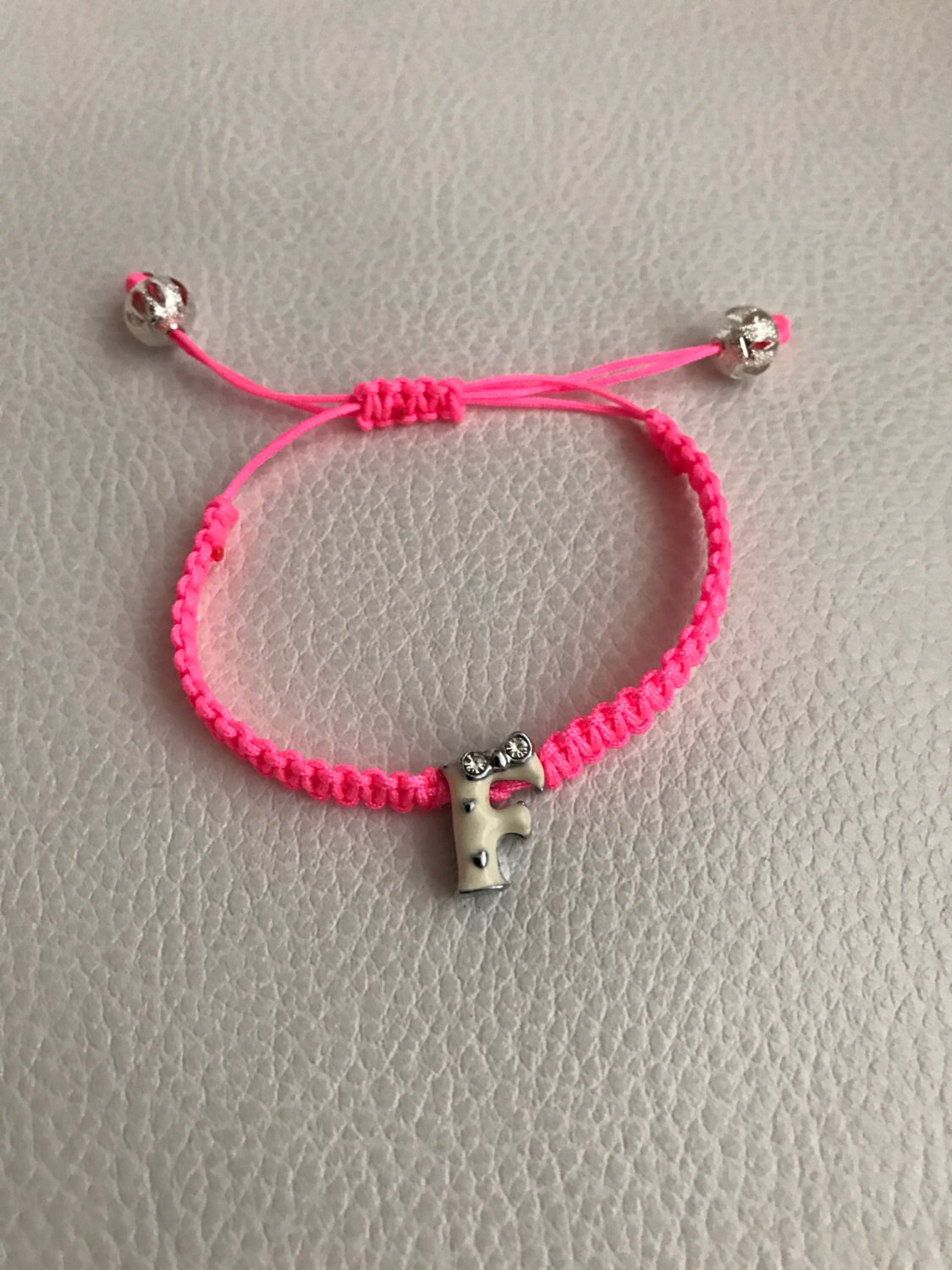Personalisierte Makramee Verstellbares Armband - Initial, Charms Personalisierte Makramee Verstellbares Armband - Initial, Charms von NeonChicNYC