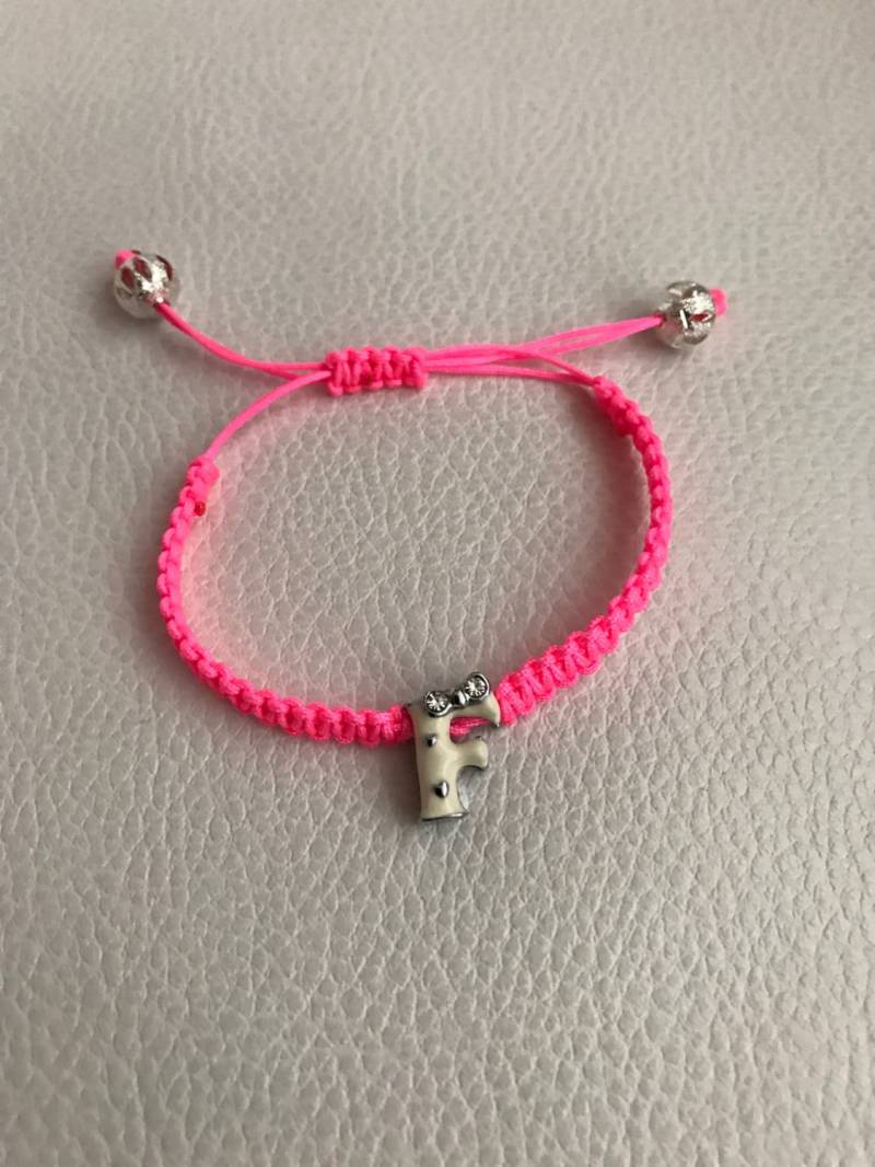 Personalisierte Makramee Verstellbares Armband - Initial, Charms Personalisierte Makramee Verstellbares Armband - Initial, Charms von NeonChicNYC