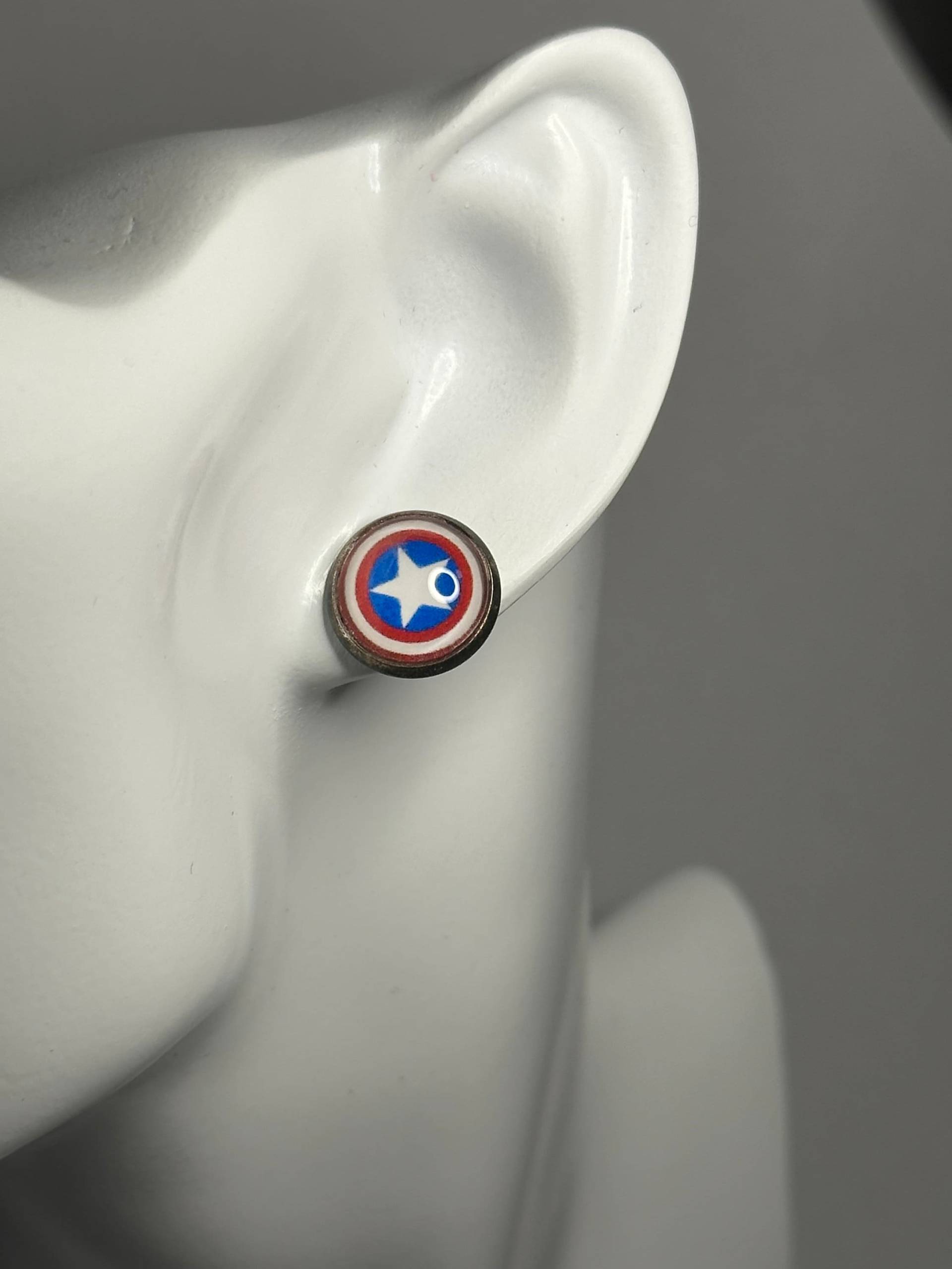 Von Falke Und Wintersoldat Inspirierte Superheld-Ohrstecker 12 Mm Captain America Stuck Hydra Bucky Comic-Buch-Marvel-Nerd-Statement Von Falke Und Wintersoldat Inspirierte Superheld-Ohrstecker 12 Mm Captain America Stuck Hydra Bucky Comic-Buch-Marvel-Nerd-Statement von NeonFangsArt