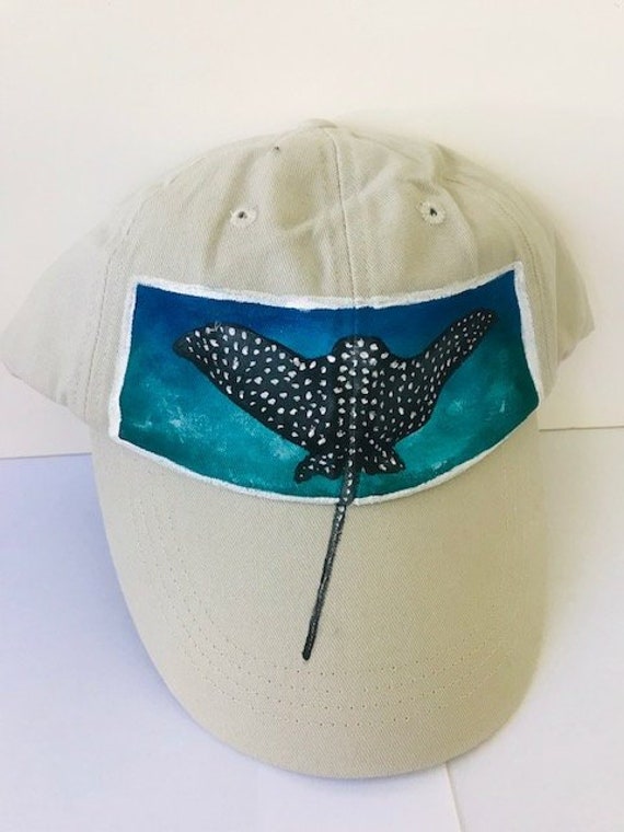 Handgemalte Baseballkappe, Eagle Ray, Signiert Vom Künstler Handgemalte Baseballkappe, Eagle Ray, Signiert Vom Künstler von NeonIbisStudio