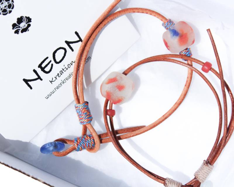 Minimalist Armband Mit Glasperlen, Verstellbarer Leder Armreif Schiebeverschluss, Geschenk Für Sie Oder Ihn von NeonKreation