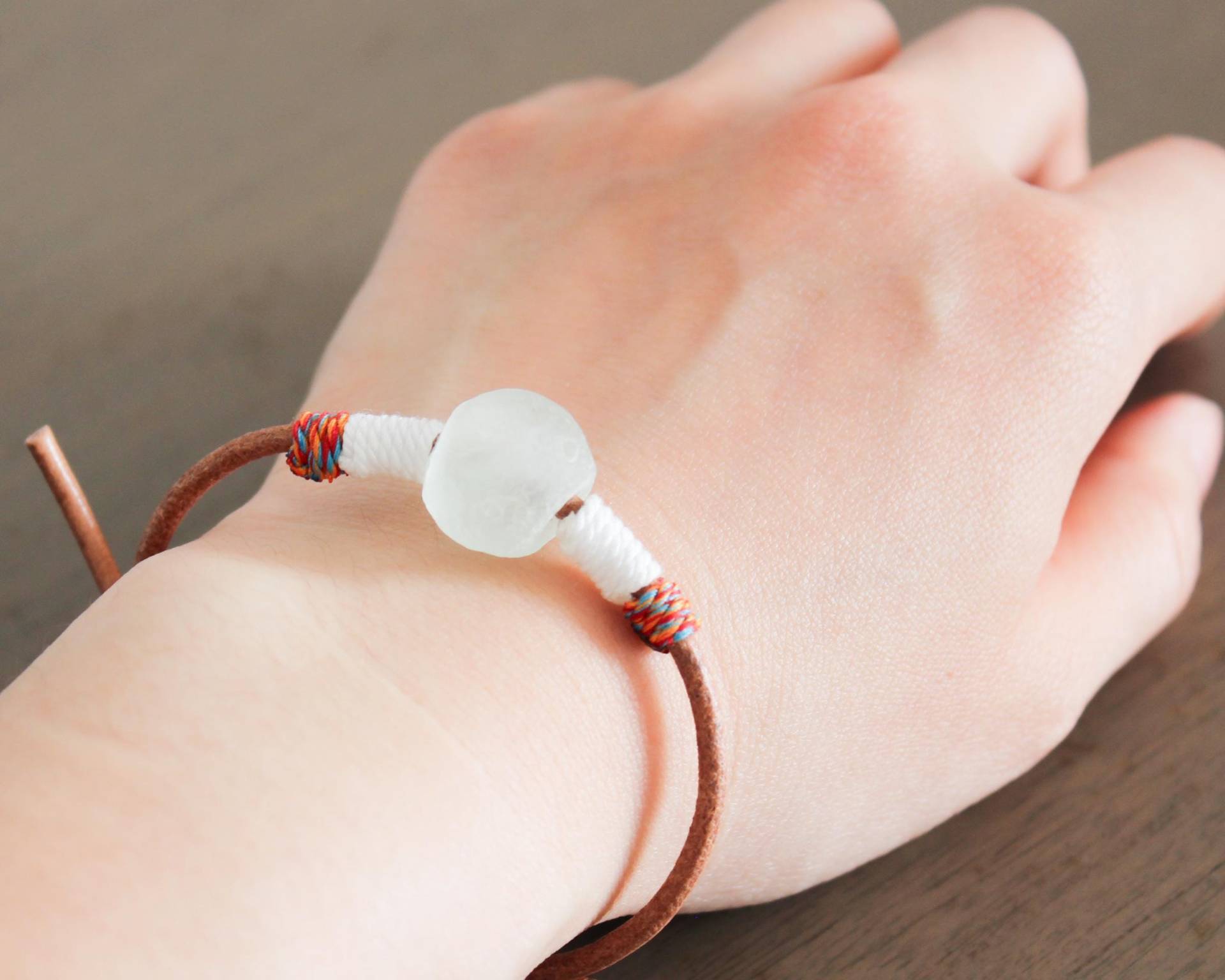 Minimalist Armband Mit Glasperlen, Verstellbarer Leder Armreif Schiebeverschluss, Geschenk Für Sie Oder Ihn von NeonKreation