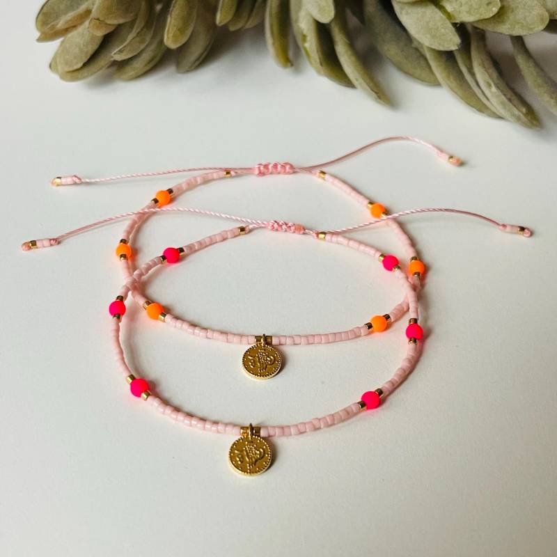 Armband Fein Makramee Mit Goldmünze in Neon Orange Pink Minimalistisch Goldanhänger Freundschaftsarmband von NeonkissDE