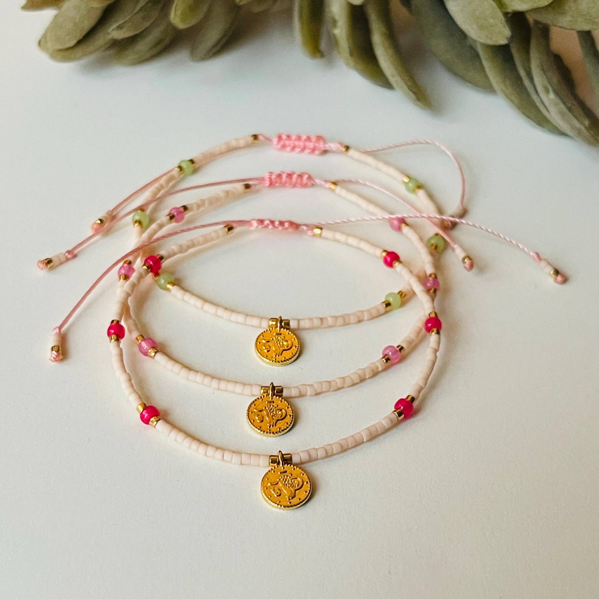 Armband Fein Makramee Mit Goldmünze in Pink, Rosa Oder Grün Minimalistisch Goldanhänger Freundschaftsarmband Armband Fein Makramee Mit Goldmünze in Pink, Rosa Oder Grün Minimalistisch Goldanhänger Freundschaftsarmband von NeonkissDE