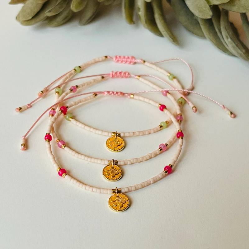 Armband Fein Makramee Mit Goldmünze in Pink, Rosa Oder Grün Minimalistisch Goldanhänger Freundschaftsarmband Armband Fein Makramee Mit Goldmünze in Pink, Rosa Oder Grün Minimalistisch Goldanhänger Freundschaftsarmband von NeonkissDE