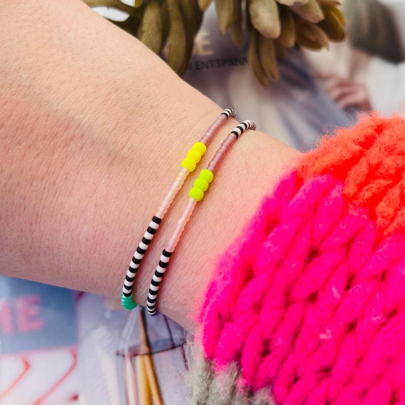 Armband Fein Makramee Mit Neonperle Gelb Grün Minimalistisch Schwarz Weiß von NeonkissDE