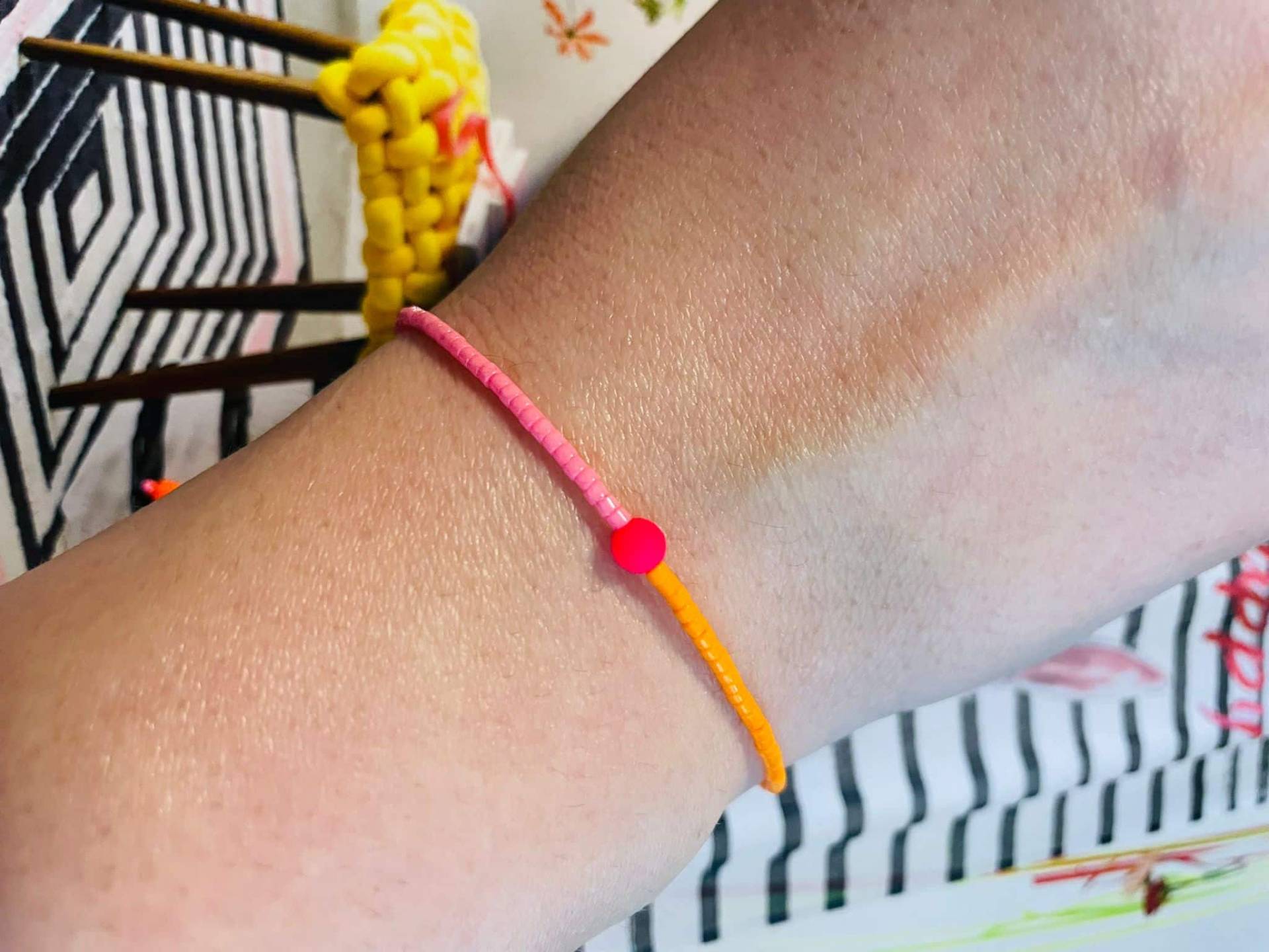 Armband Fein Makramee Mit Neonperle Orange Pink Minimalistisch Armband Fein Makramee Mit Neonperle Orange Pink Minimalistisch von NeonkissDE