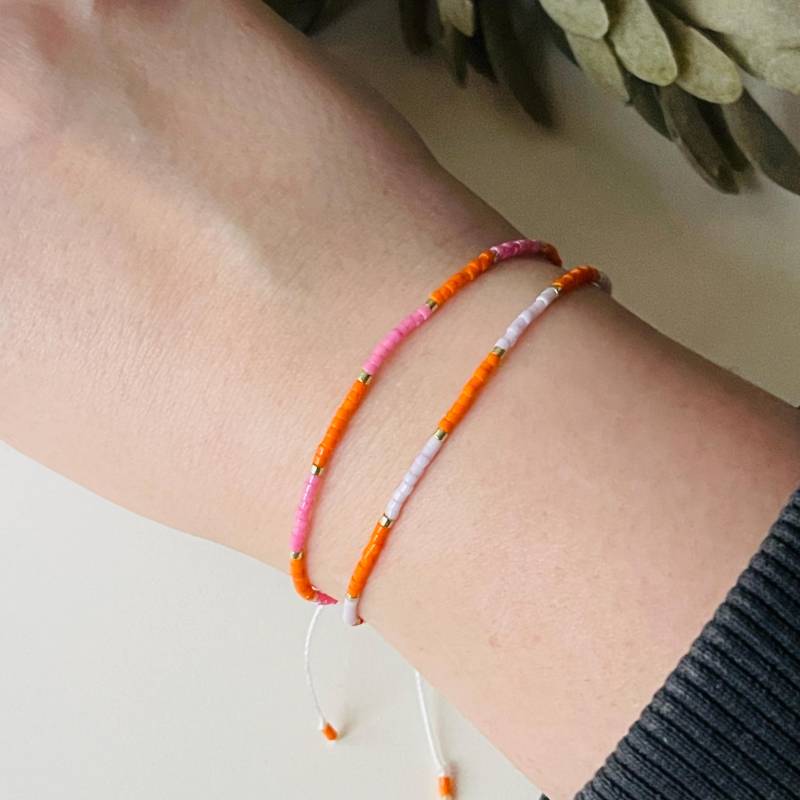 Armband Fein Makramee Mit Neonperle Pink Orange, Orange Flieder Minimalistisch Bunt von NeonkissDE