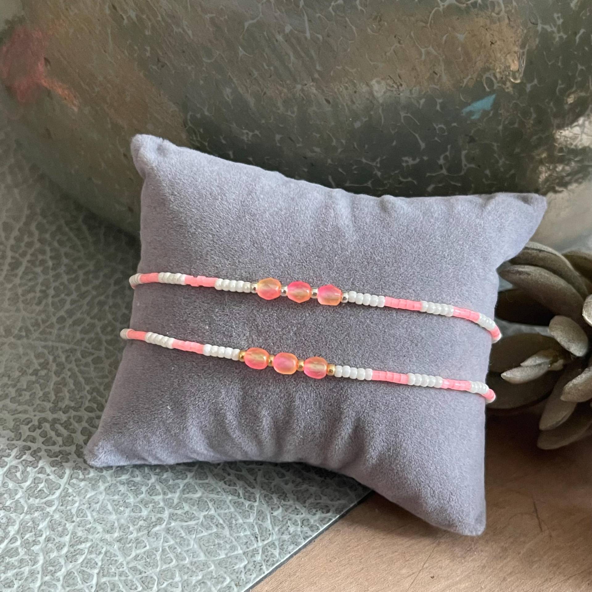 Armband Fein Makramee Mit Neonperle Pink Orange Creme Weiß Minimalistisch Armband Fein Makramee Mit Neonperle Pink Orange Creme Weiß Minimalistisch von NeonkissDE