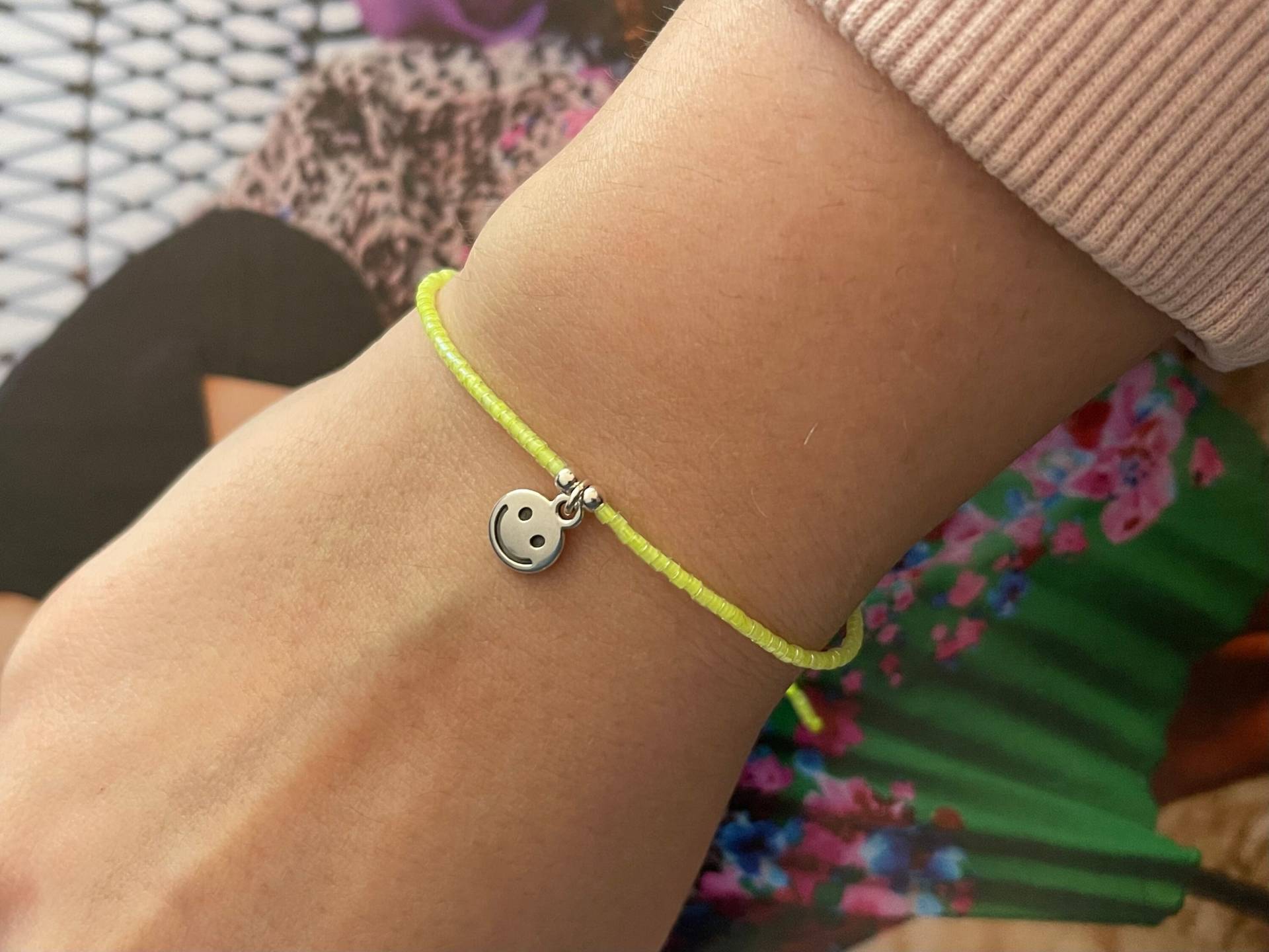 Armband Fein Makramee Mit Neonperle Pink Orange Gelb Grün Minimalistisch Versilberten Smiley Armband Fein Makramee Mit Neonperle Pink Orange Gelb Grün Minimalistisch Versilberten Smiley von NeonkissDE