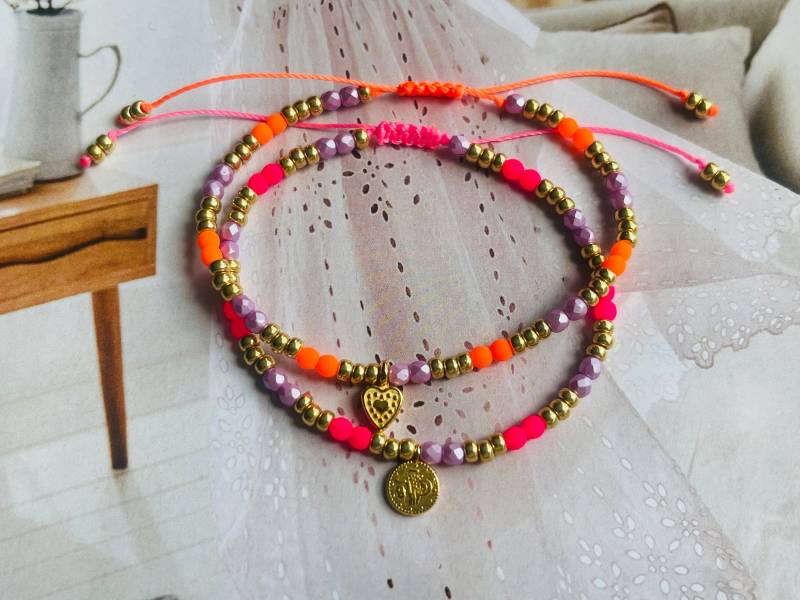 Armband Fein Makramee Mit Neonperle Pink Orange Lila Minimalistisch Vergoldeten Anhänger von NeonkissDE