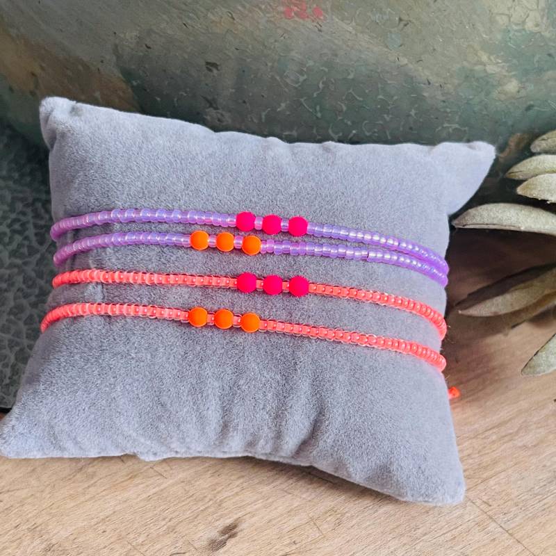 Armband Fein Makramee Mit Neonperle Pink Orange Lila Minimalistisch von NeonkissDE