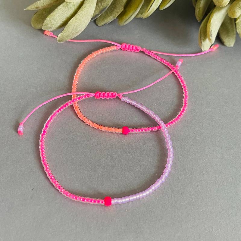 Armband Fein Makramee Mit Neonperle Pink Orange Lila Minimalistisch von NeonkissDE