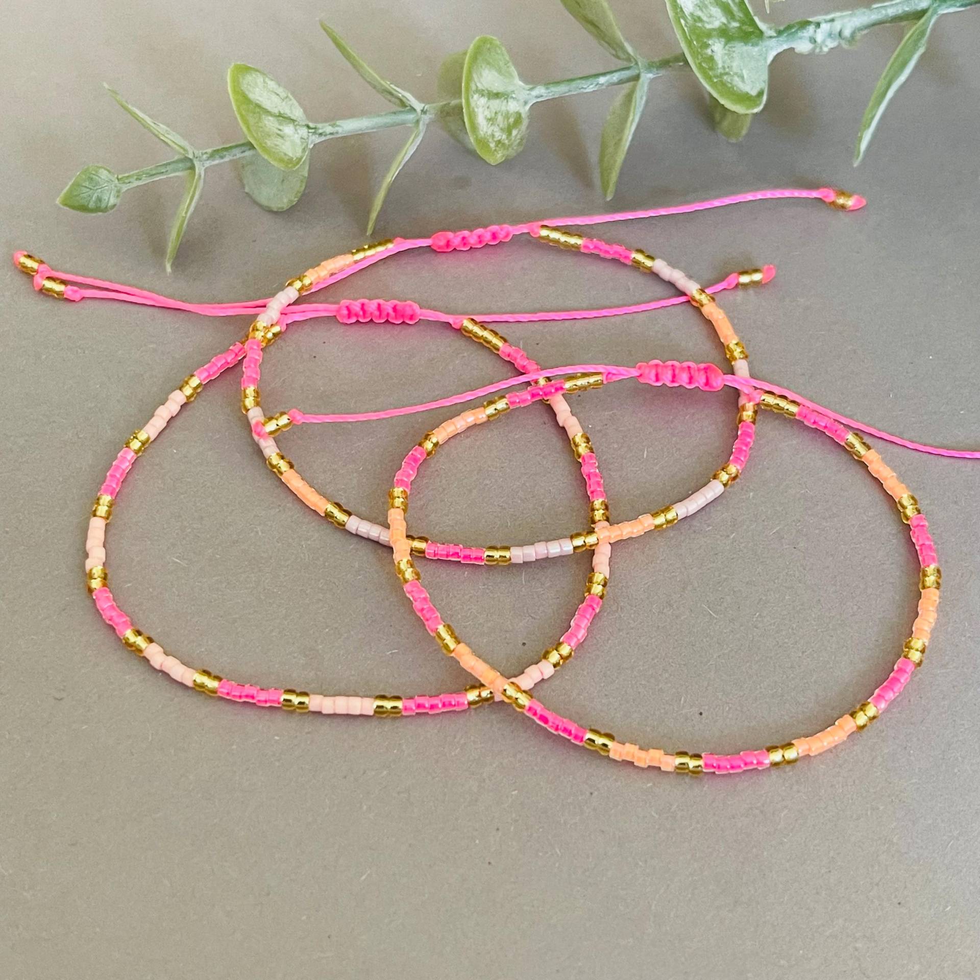 Armband Fein Makramee Mit Neonperle Pink Orange Minimalistisch Bunt Armband Fein Makramee Mit Neonperle Pink Orange Minimalistisch Bunt von NeonkissDE