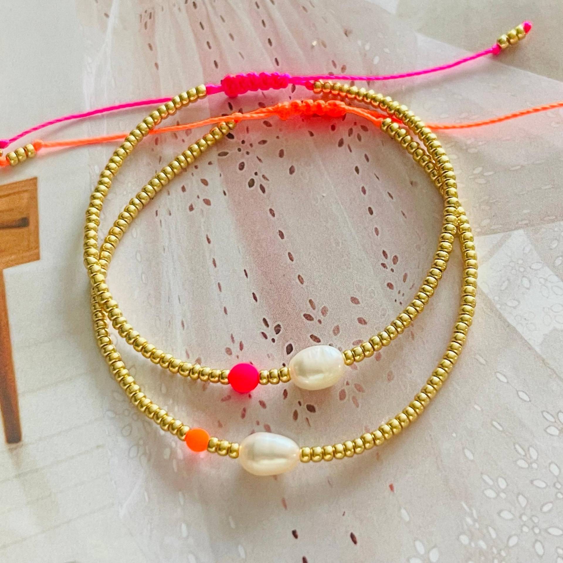 Armband Fein Makramee Mit Neonperle Pink Orange Minimalistisch Süßwasserperle Armband Fein Makramee Mit Neonperle Pink Orange Minimalistisch Süßwasserperle von NeonkissDE