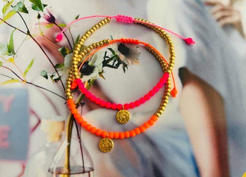 Armband Fein Makramee Mit Neonperle Pink Orange Minimalistisch Vergoldeten Anhänger von NeonkissDE