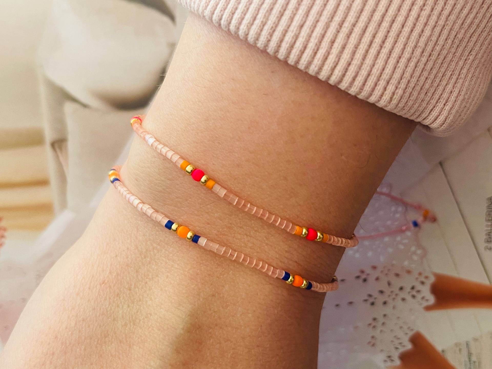 Armband Fein Makramee Mit Neonperle Pink Orange Minimalistisch Armband Fein Makramee Mit Neonperle Pink Orange Minimalistisch von NeonkissDE