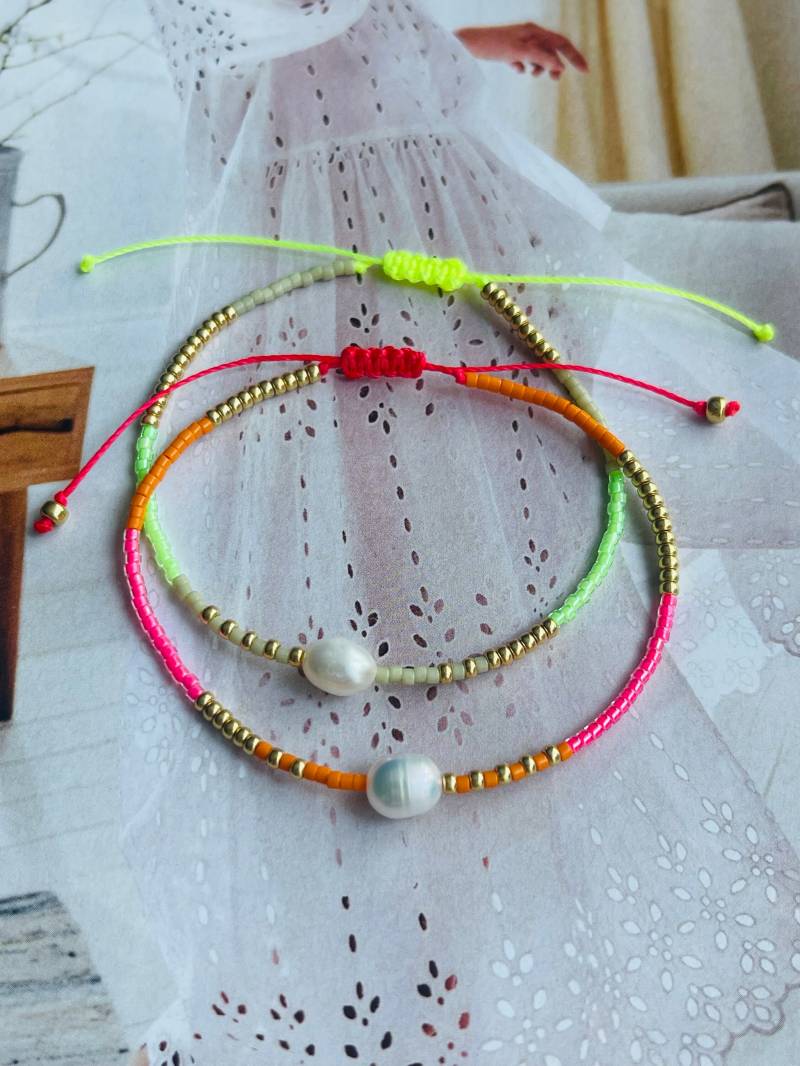Armband Fein Makramee Mit Neonperle Pink Orange Und Gelb Grün Minimalistisch Süßwasserperle von NeonkissDE