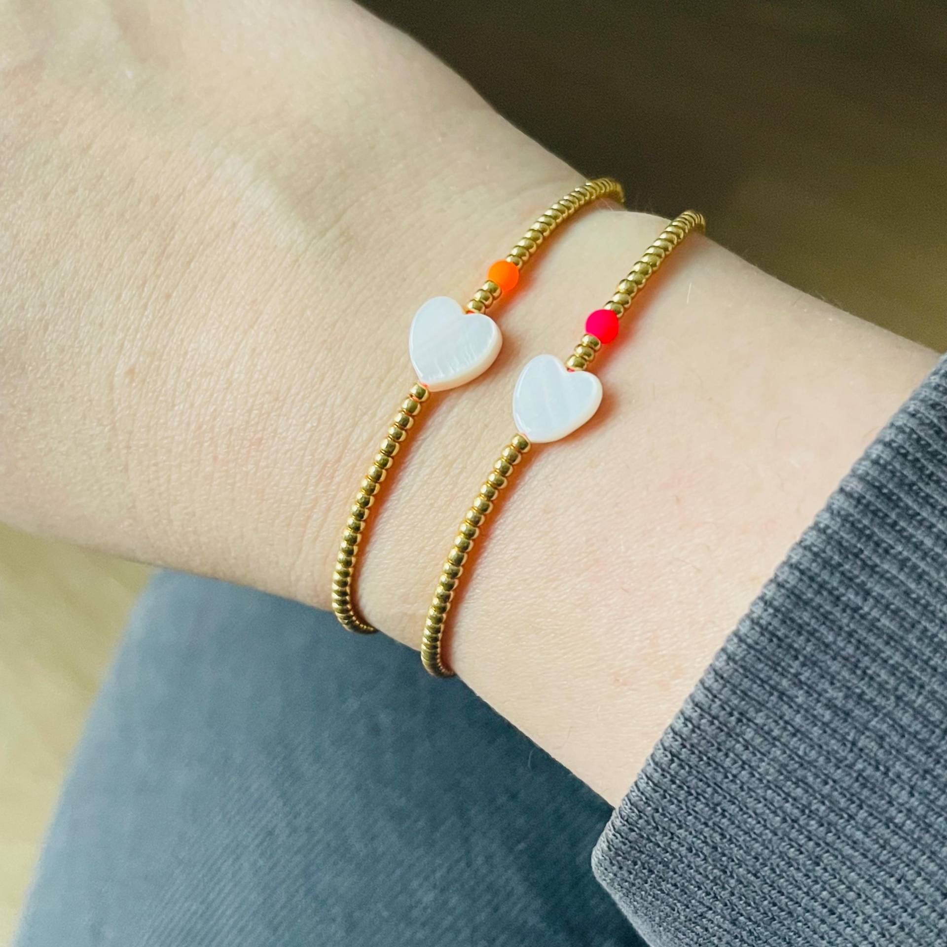 Armband Fein Makramee Mit Neonperle Pink Orange Und Gold Perlmutt-Herz Minimalistisch Bunt Armband Fein Makramee Mit Neonperle Pink Orange Und Gold Perlmutt-Herz Minimalistisch Bunt von NeonkissDE