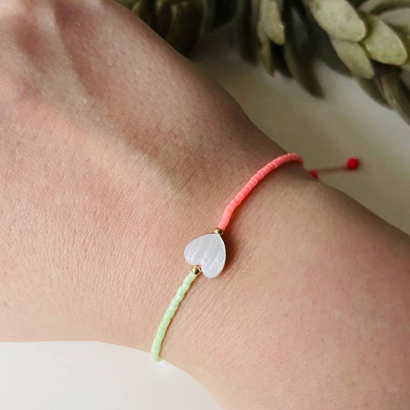 Armband Fein Makramee Mit Perlmutt-Herz Minimalistisch Bunt von NeonkissDE