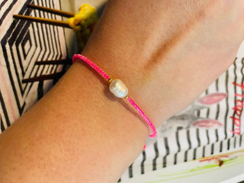 Armband Fein Makramee Mit Süßwasserperle Pink Gold Minimalistisch Freundschaftsarmband von NeonkissDE