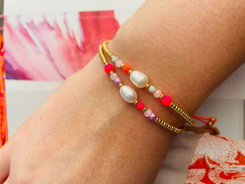 Armband Fein Makramee Mit Süßwasserperle Pink Gold Minimalistisch Freundschaftsarmband von NeonkissDE
