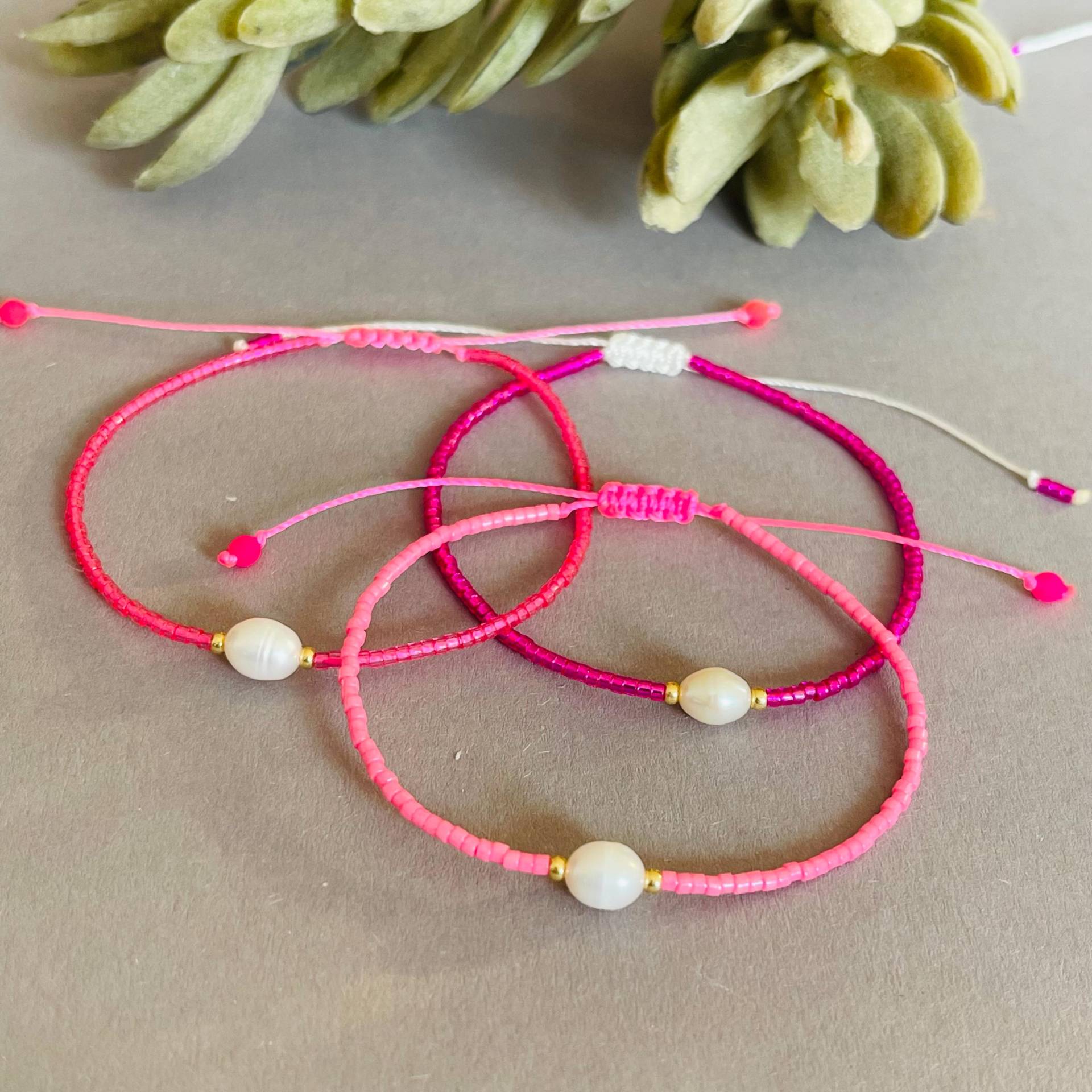 Armband Fein Makramee Mit Süßwasserperle Pink Gold Minimalistisch Freundschaftsarmband Armband Fein Makramee Mit Süßwasserperle Pink Gold Minimalistisch Freundschaftsarmband von NeonkissDE