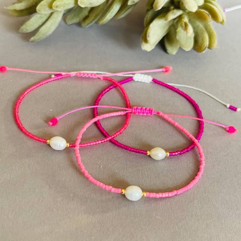 Armband Fein Makramee Mit Süßwasserperle Pink Gold Minimalistisch Freundschaftsarmband von NeonkissDE