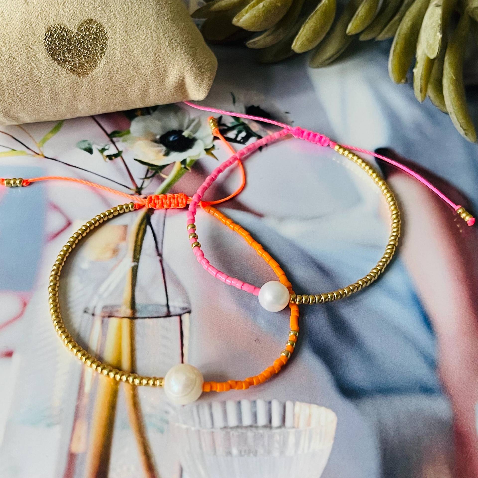 Armband Fein Makramee in Pink Oder Orange Und Gold Mit Süßwasserperle Minimalistisch Bunt Armband Fein Makramee in Pink Oder Orange Und Gold Mit Süßwasserperle Minimalistisch Bunt von NeonkissDE