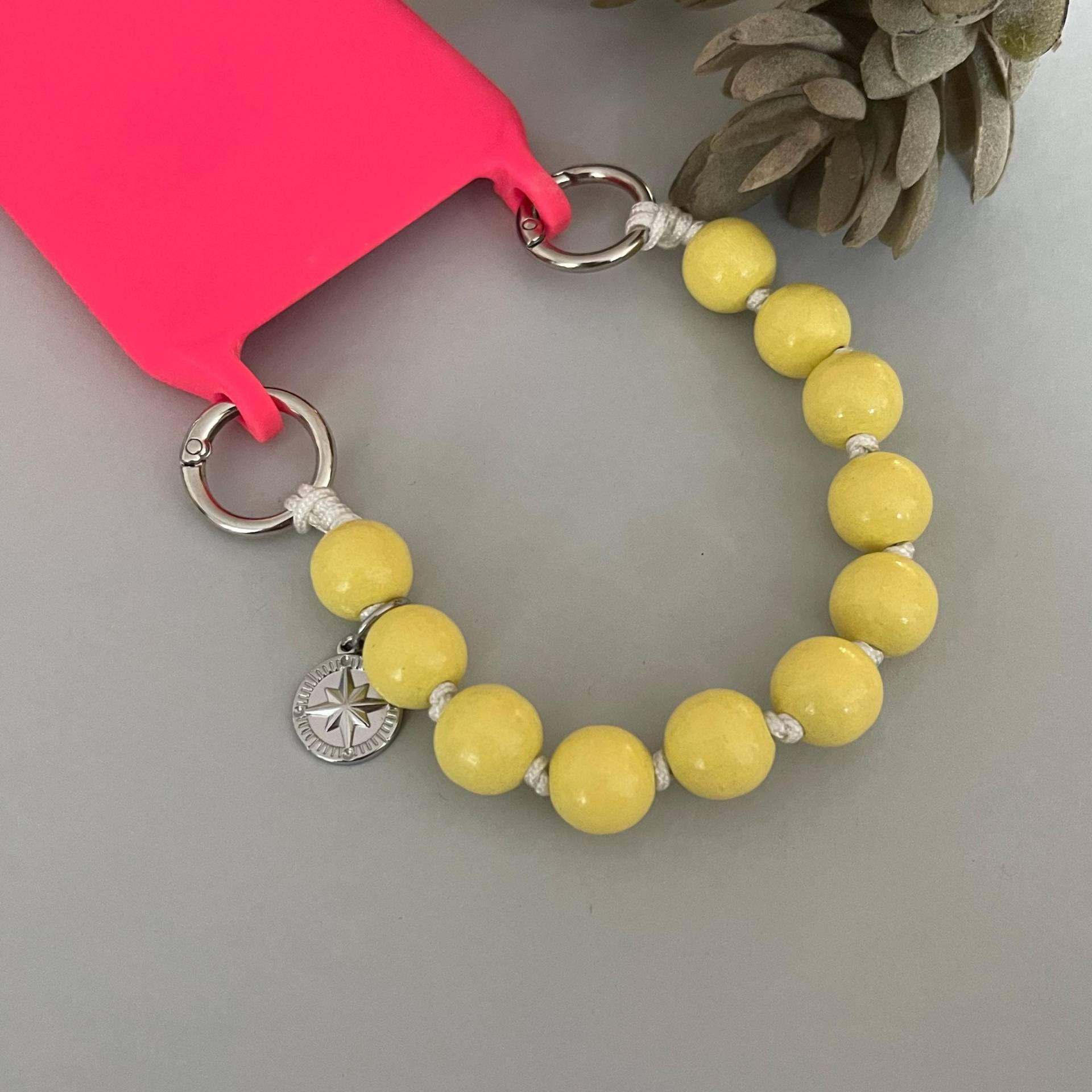 Handykette Schlüsselanhänger Kurz Holz Buttergelb Band Weiß Babyblau Grau von NeonkissDE