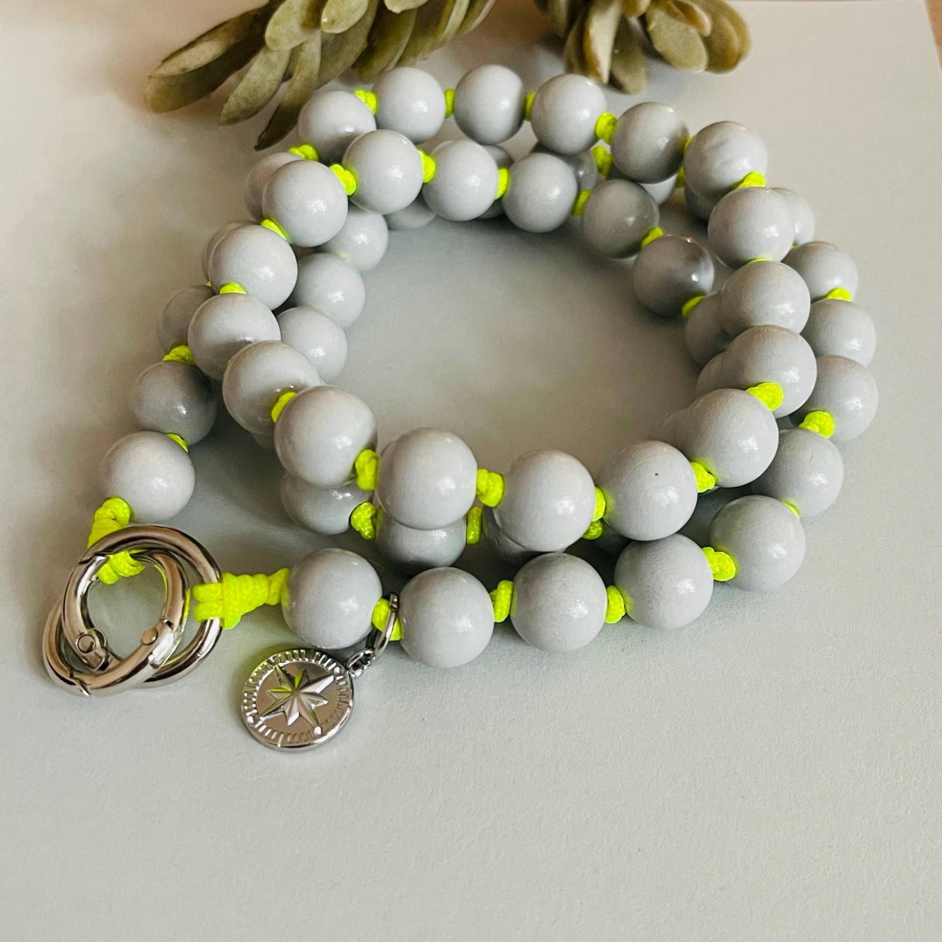 Handykette Schlüsselanhänger Neck Holz Grau Neon Gelb von NeonkissDE