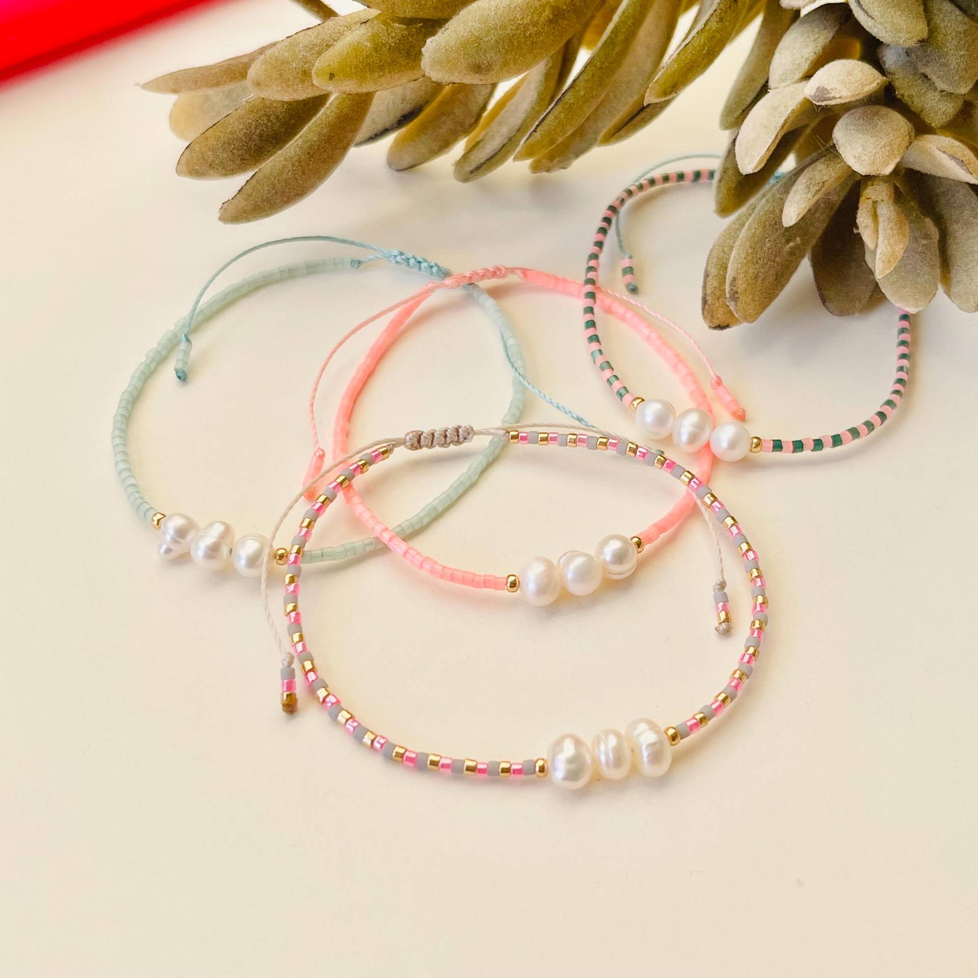 Perlenarmband Fein Makramee Mit Drei Süßwasserperlen in Grün Türkis Rosa Gold Armband Minimalistisch Freundschaftsarmband Süßwasserperle Perlenarmband Fein Makramee Mit Drei Süßwasserperlen in Grün Türkis Rosa Gold Armband Minimalistisch Freundschaftsarmband Süßwasserperle von NeonkissDE