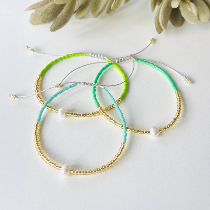 Perlenarmband Fein Makramee Mit Goldenen Und Bunten Glasperlen Minimalistisch Einer Süßwasserperle von NeonkissDE