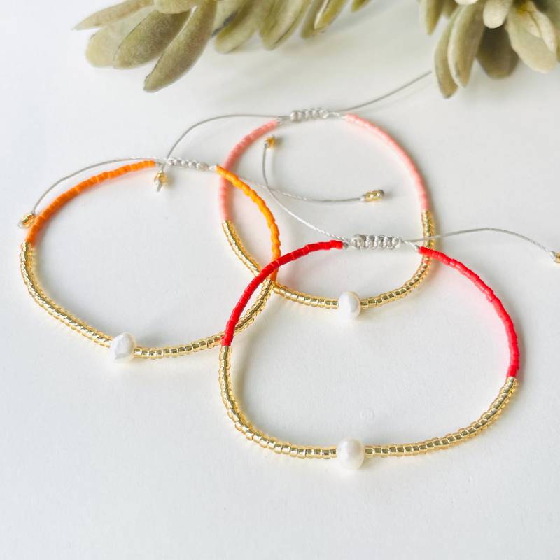 Perlenarmband Fein Makramee Mit Goldenen Und Bunten Glasperlen Minimalistisch Einer Süßwasserperle von NeonkissDE