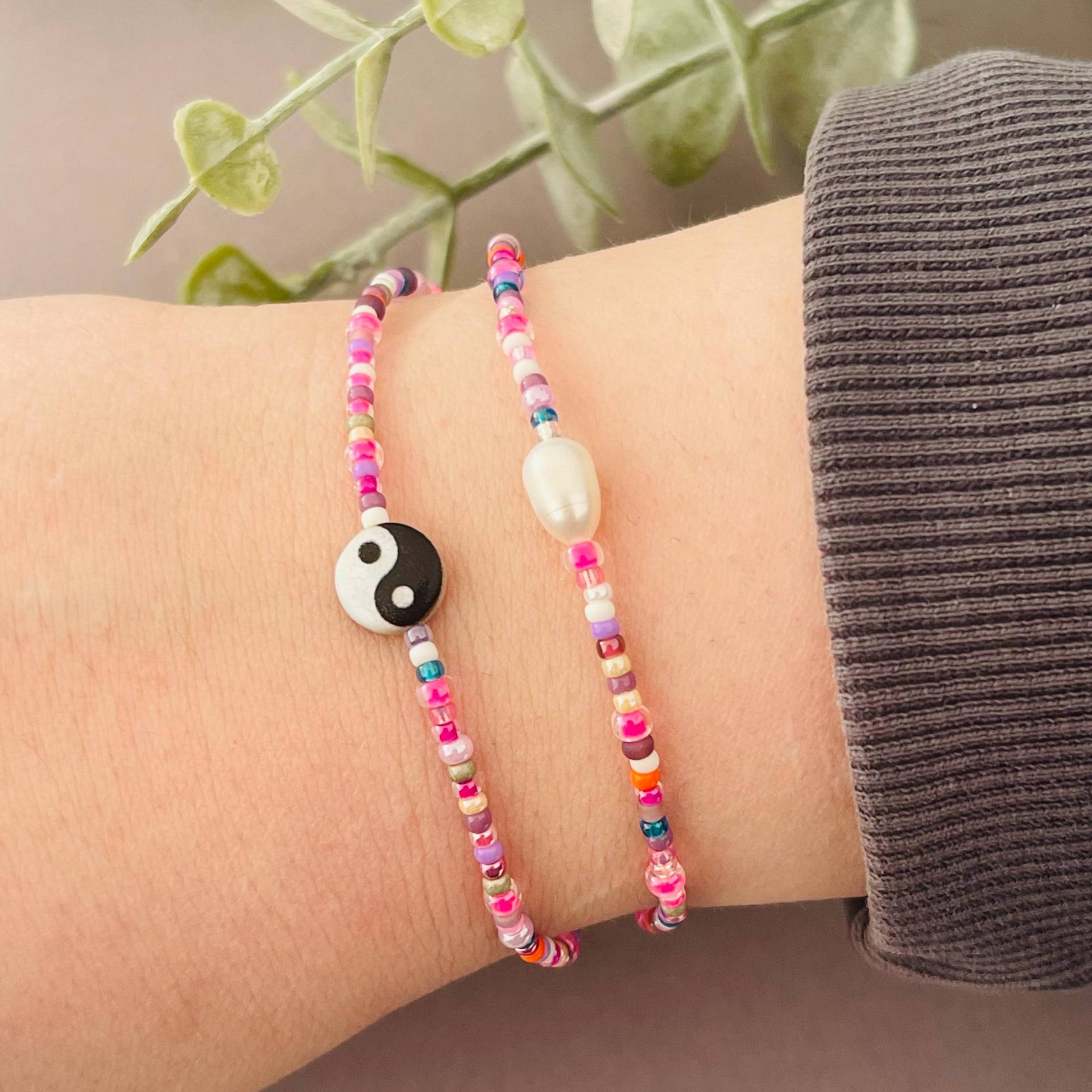 Perlenarmband Fein Makramee Mit Süßwasserperle Oder Yin Und Yang Zeichen in Lila Buntes Armband Minimalistisch Perlenarmband Fein Makramee Mit Süßwasserperle Oder Yin Und Yang Zeichen in Lila Buntes Armband Minimalistisch von NeonkissDE