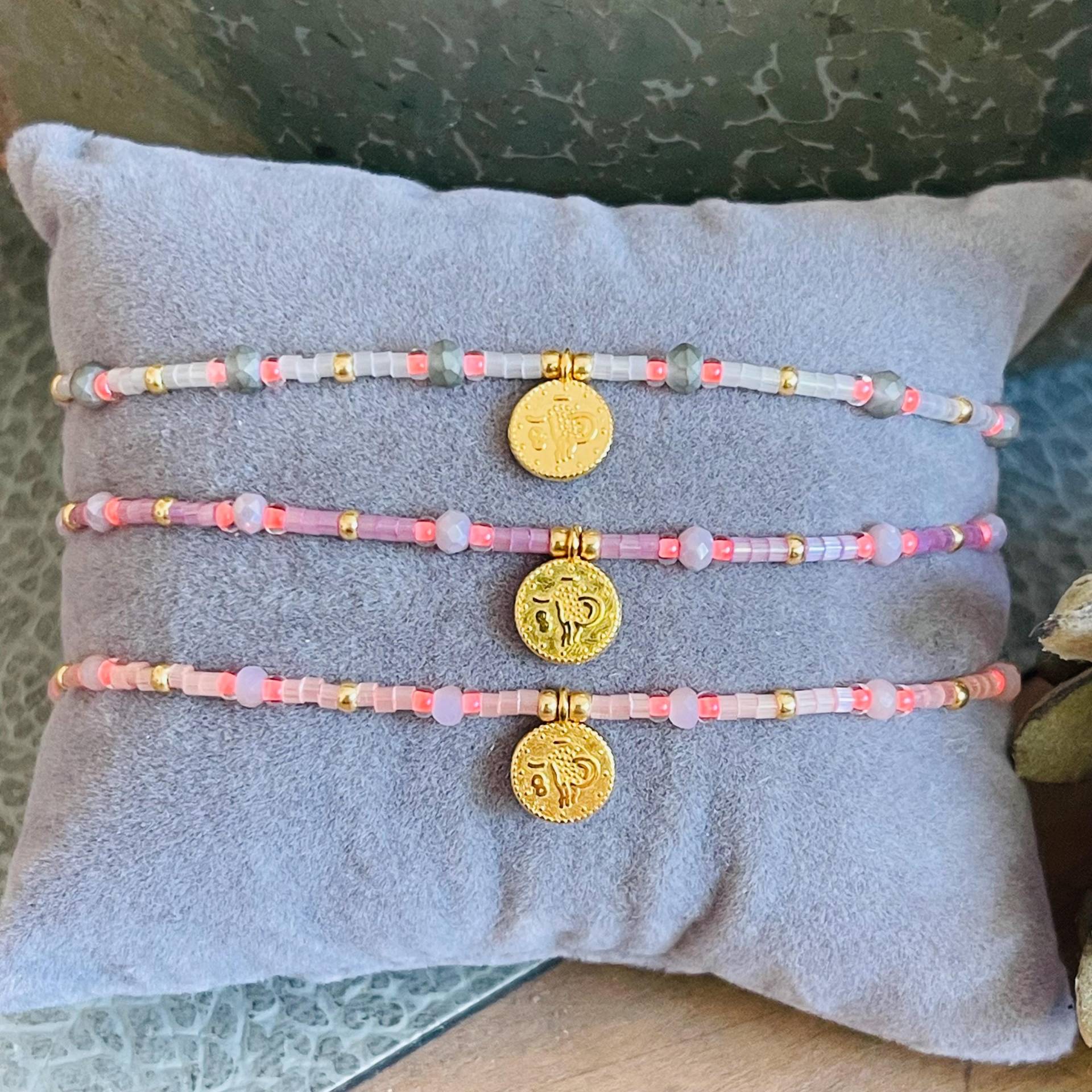 Perlenarmband Fein Makramee in Pastell Und Pink Armband Minimalistisch Mit Vergoldeten Anhänger Perlenarmband Fein Makramee in Pastell Und Pink Armband Minimalistisch Mit Vergoldeten Anhänger von NeonkissDE