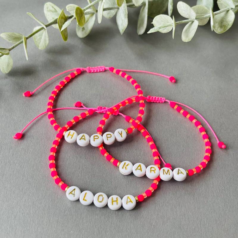 Perlenarmband Happy Karma Aloha in Neon Pink Gold Verstellbar von NeonkissDE
