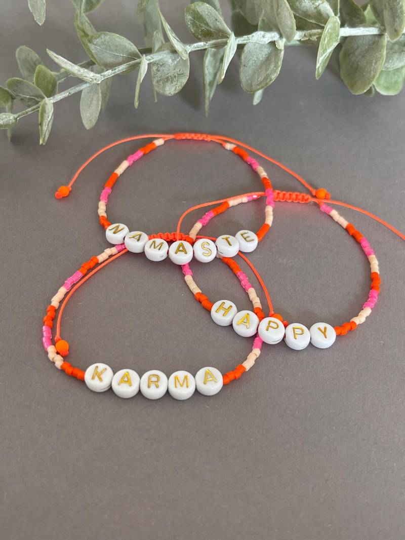 Perlenarmband Happy Karma Namaste in Neon Orange Pink Gold von NeonkissDE