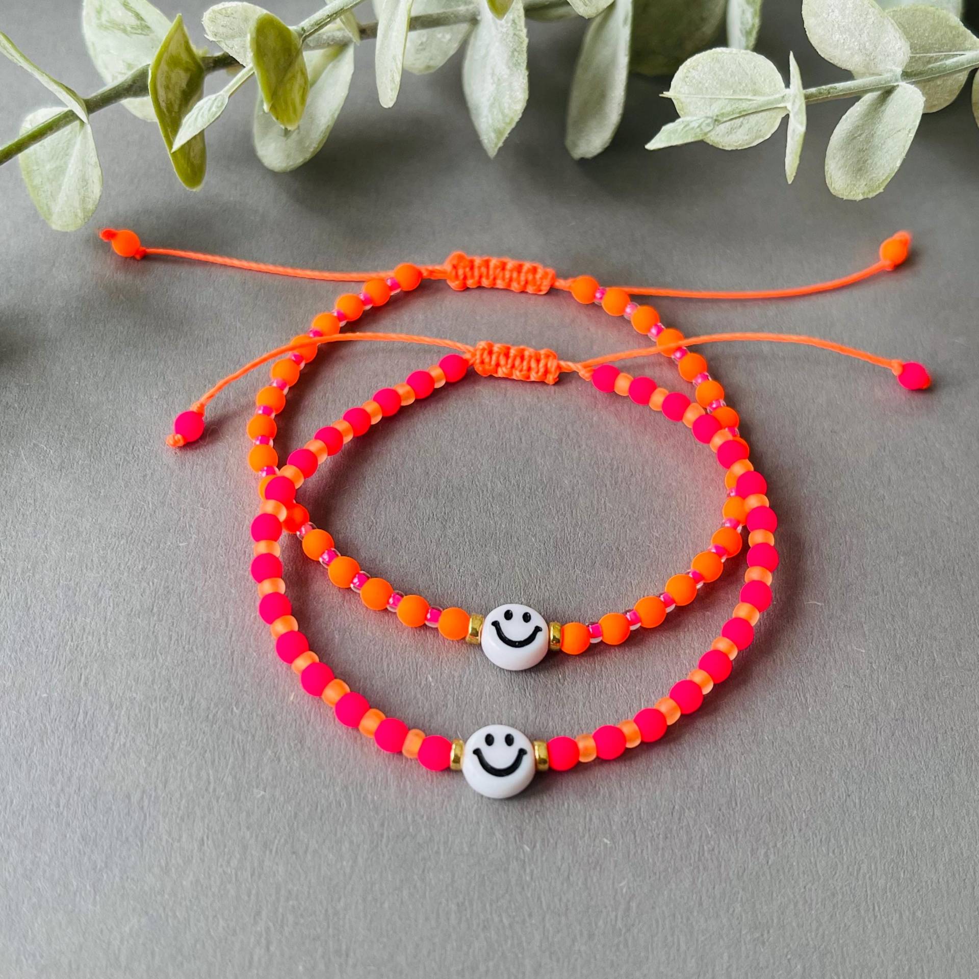 Perlenarmband Mit Smiley in Neon Pink Orange Gold Verstellbar Perlenarmband Mit Smiley in Neon Pink Orange Gold Verstellbar von NeonkissDE