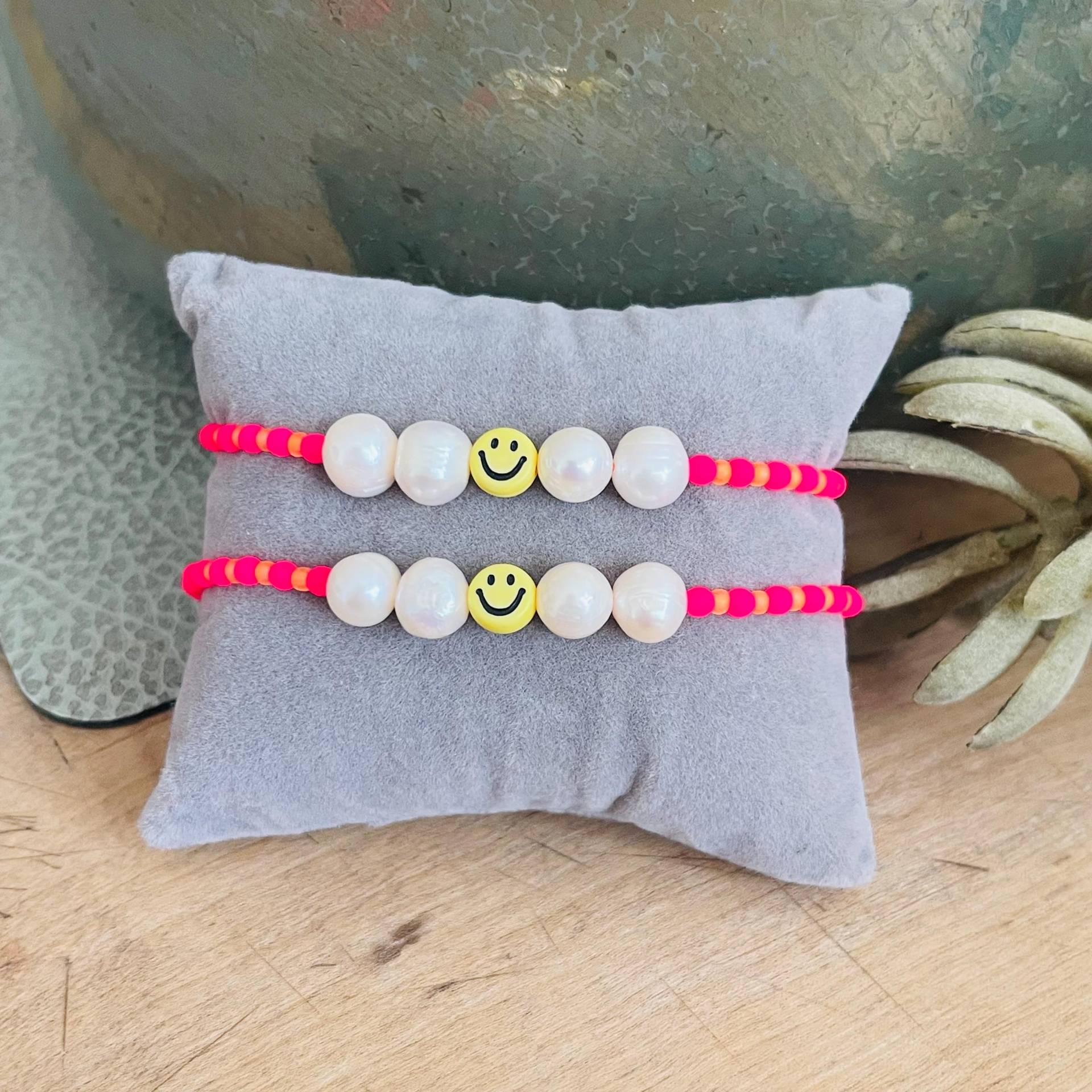 Perlenarmband in Neon Pink Orange Mit Süßwasserperlen Und Smiley Verstellbar Perlenarmband in Neon Pink Orange Mit Süßwasserperlen Und Smiley Verstellbar von NeonkissDE
