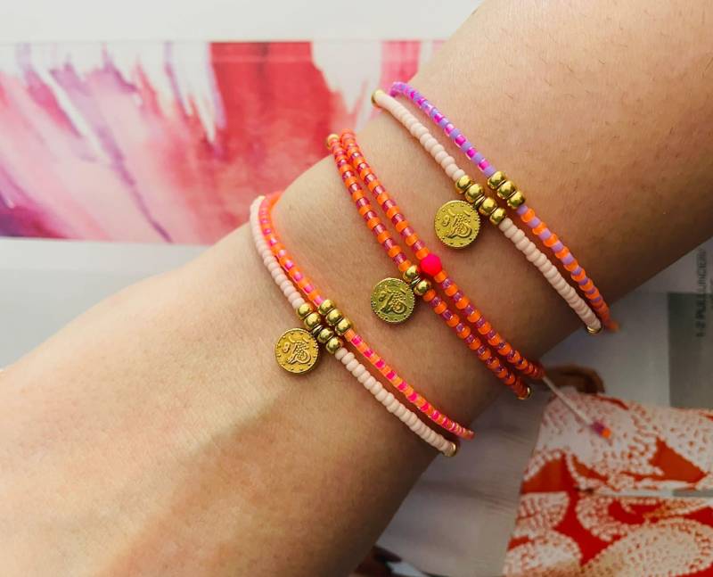 Wickelarmband Fein Makramee Mit Goldmünze in Orange Pink Armband Minimalistisch Goldanhänger Freundschaftsarmband von NeonkissDE