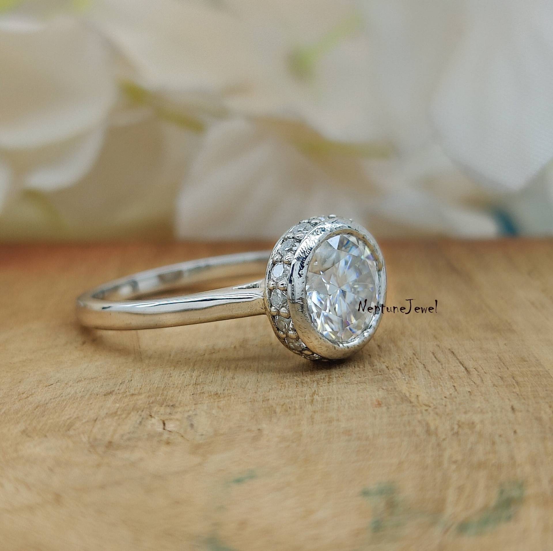 1.75 Tcw Rundschliff Moissanite Diamant Lünette Set Halo Verlobungsring/7.50mm Solitaire Mit Akzent Simulierter Ehering Geschenk Her von NeptuneJewel