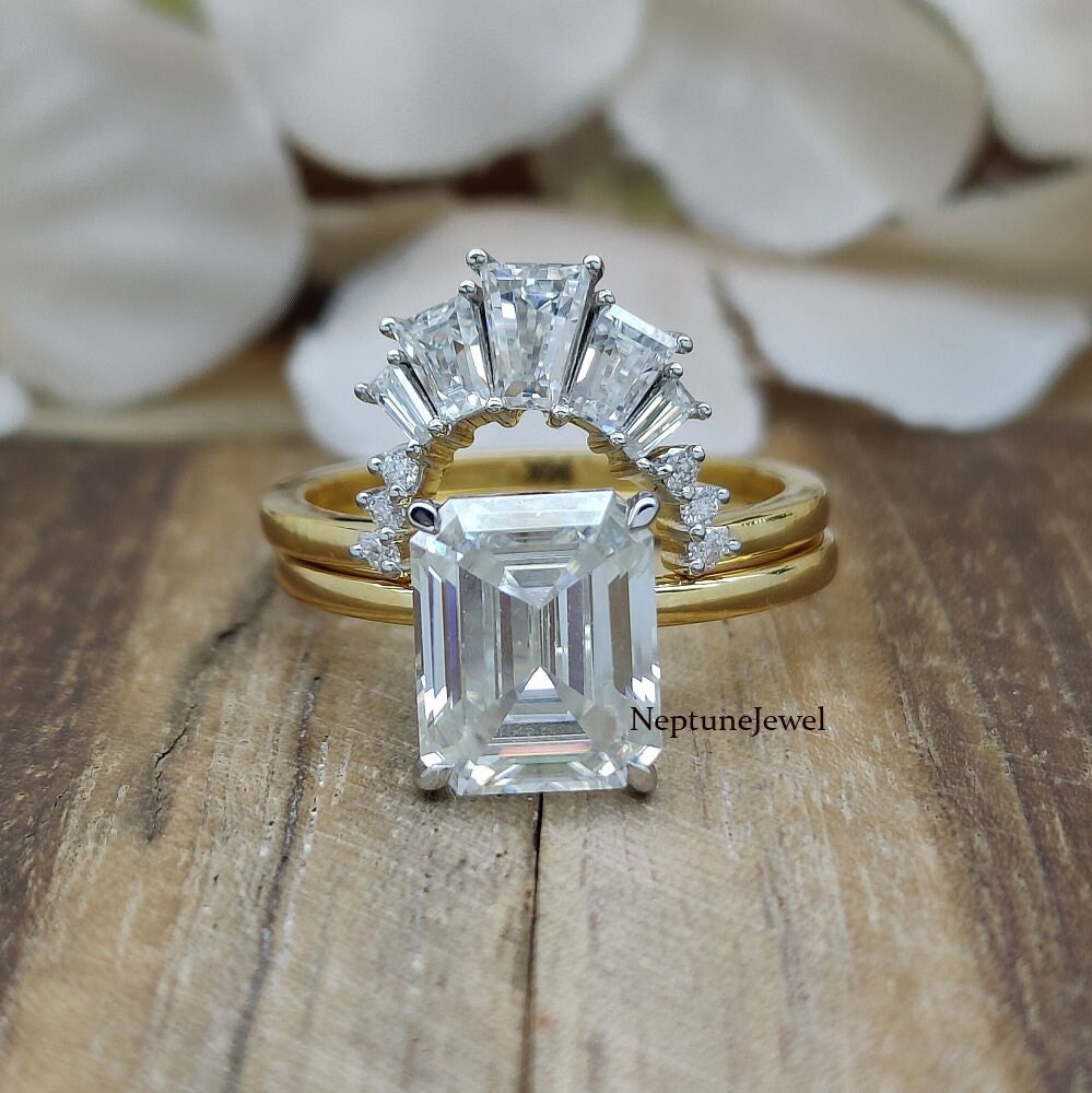 14K Massives Gelbgold 8x10mm Smaragd Solitär Moissanit Ring Mit Baguette & Rund Simulierter Diamant Passender Ehering/ Braut Set von NeptuneJewel