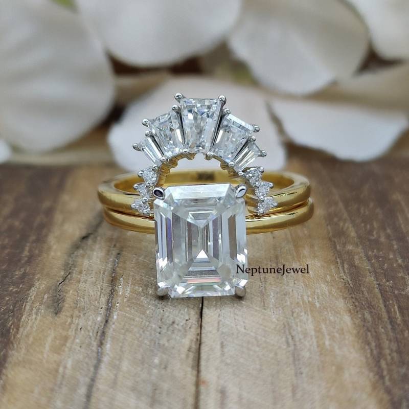 14K Solid Gelb Gold 8x10mm Solitär Moissanit Ring Im Smaragdschliff Mit Baguette Und Runder Simulierter Diamant Ehering/Braut Set von NeptuneJewel